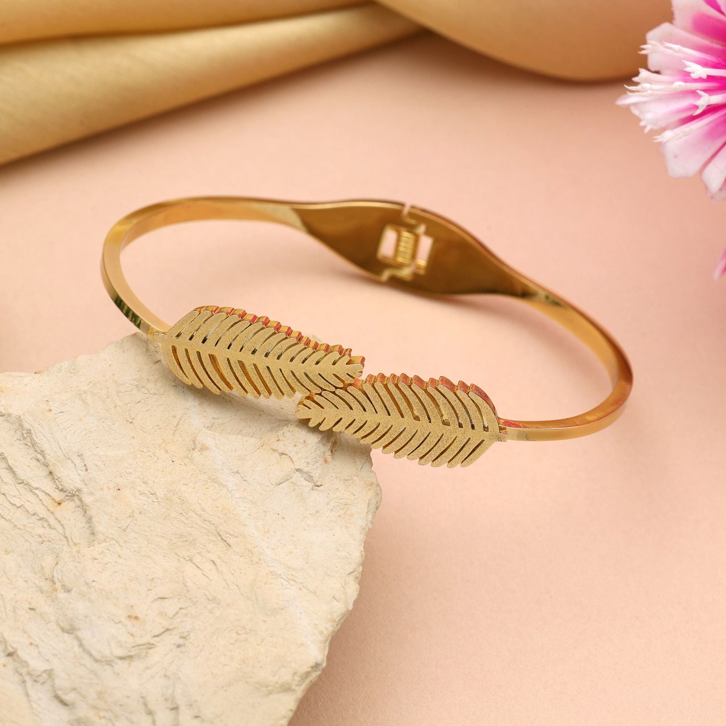 Elegantes, goldfarbenes, zu öffnendes Armband mit Anlaufschutz und modernem Design für festliche Anlässe