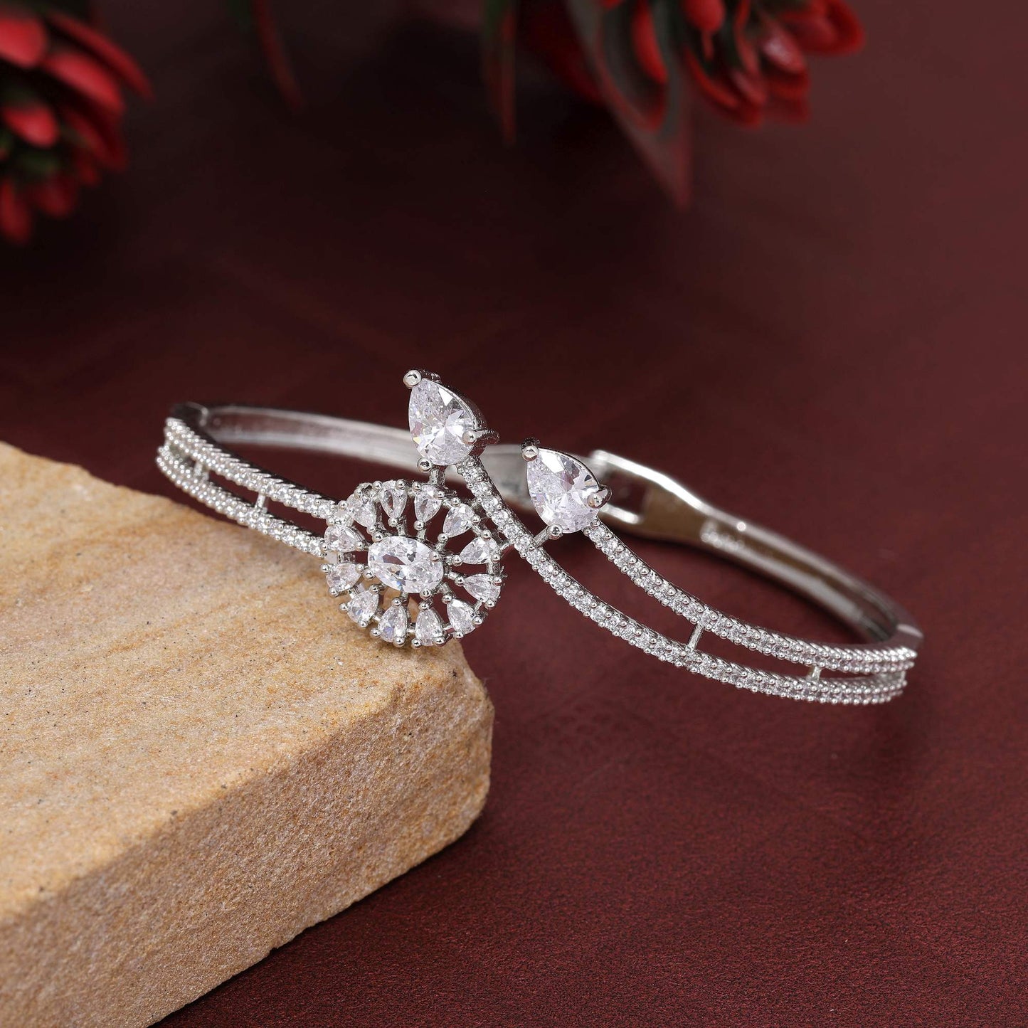 Stilvolles, zu öffnendes American Diamond Armband in Silberfarbe für die Damen-Schmuckkollektion