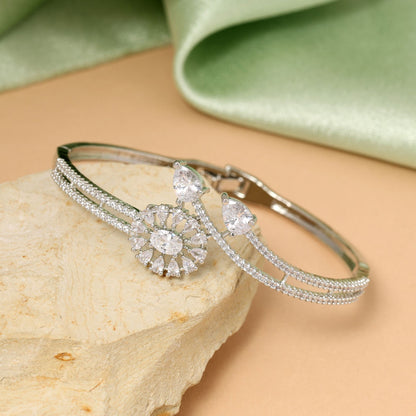 Stilvolles, zu öffnendes American Diamond Armband in Silberfarbe für die Damen-Schmuckkollektion