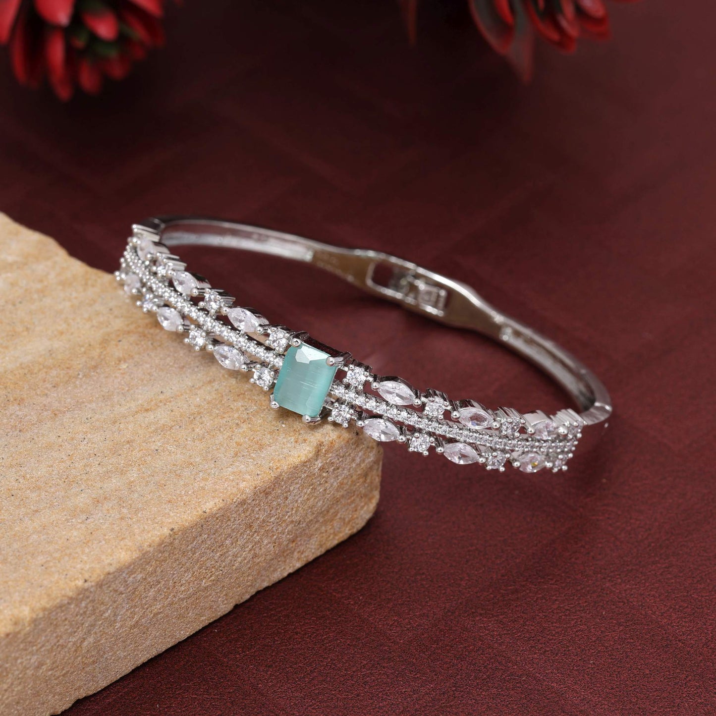 Pistaziengrünes, aufklappbares Premium-Armband mit amerikanischen Diamanten für festliche und Braut-Outfits