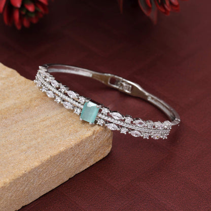 Pistaziengrünes, aufklappbares Premium-Armband mit amerikanischen Diamanten für festliche und Braut-Outfits