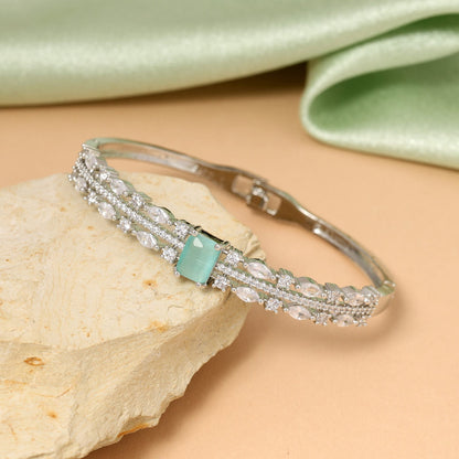 Pistaziengrünes, aufklappbares Premium-Armband mit amerikanischen Diamanten für festliche und Braut-Outfits