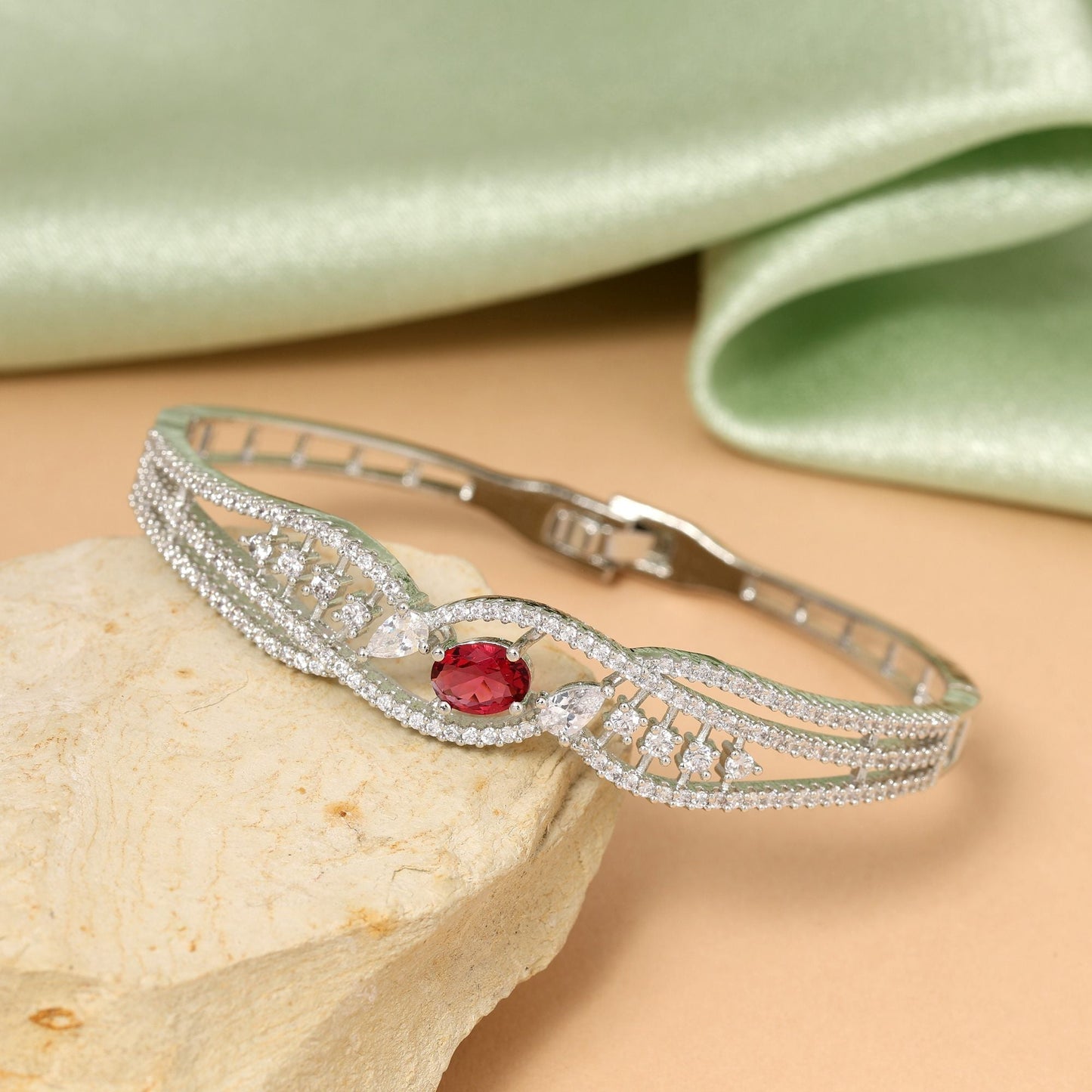 Rani Farbe Wunderschönes Designer Armband mit aufklappbaren amerikanischen Diamanten für Damen im Ethno-Stil