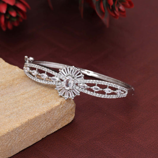 Silberfarbenes, klassisches, zu öffnendes American Diamond Armband für Bräute und tägliche Mode