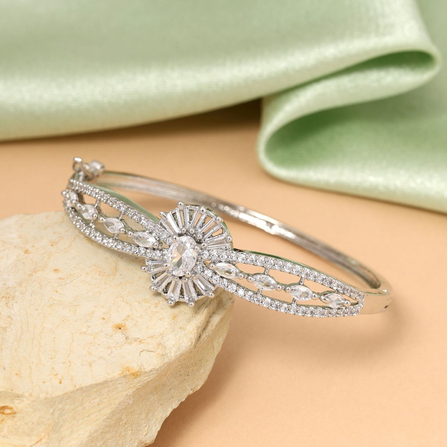 Silberfarbenes, klassisches, zu öffnendes American Diamond Armband für Bräute und tägliche Mode