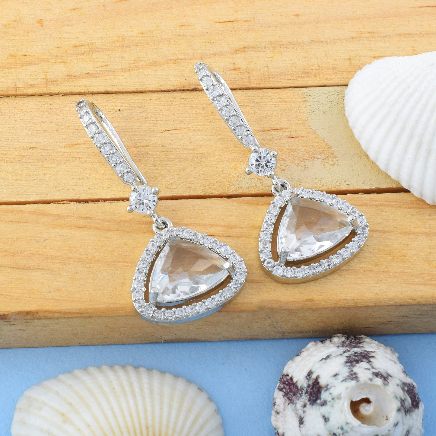 Silberfarbene amerikanische Diamantohrringe mit edlem Ohrstecker- und Tropfendesign