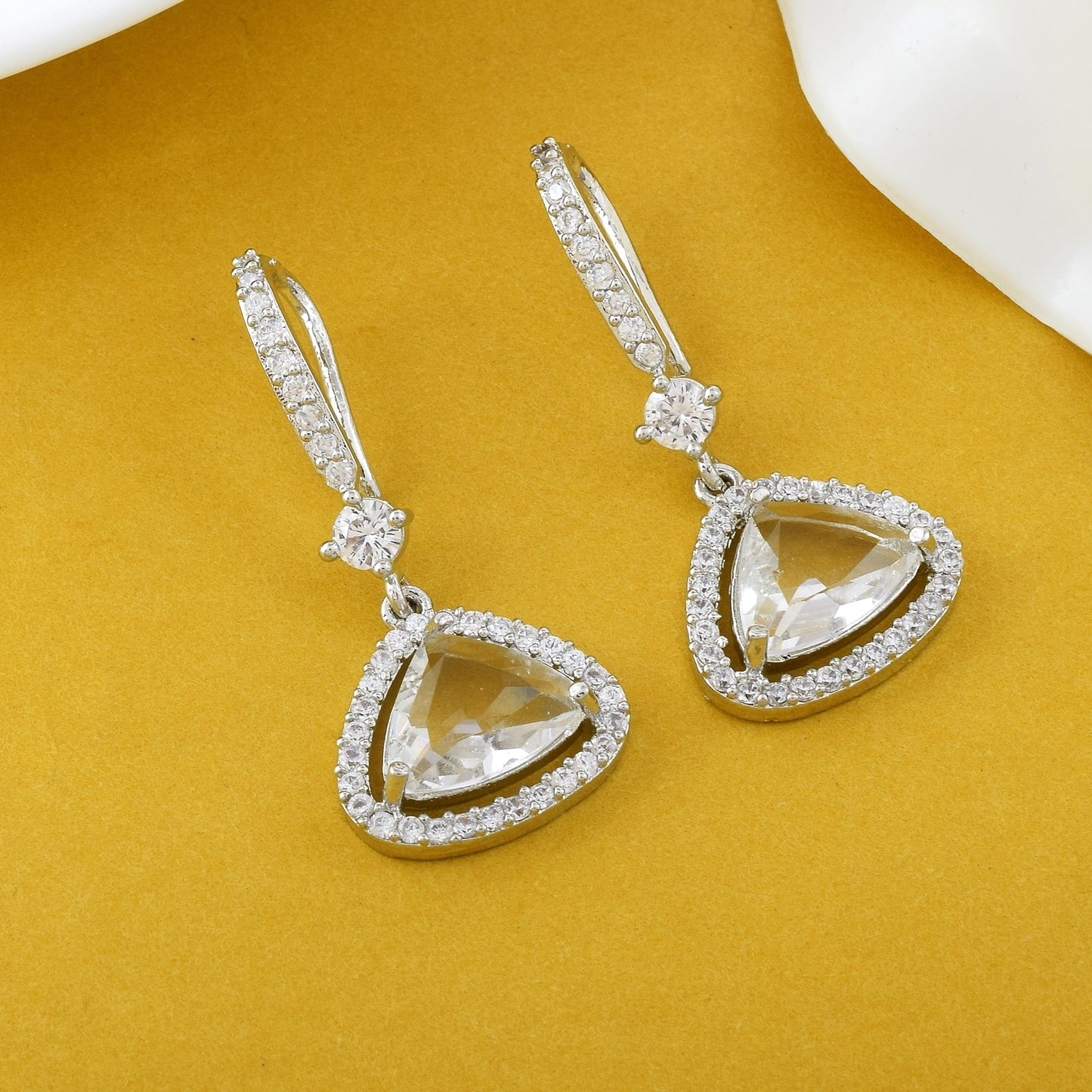 Silberfarbene amerikanische Diamantohrringe mit edlem Ohrstecker- und Tropfendesign