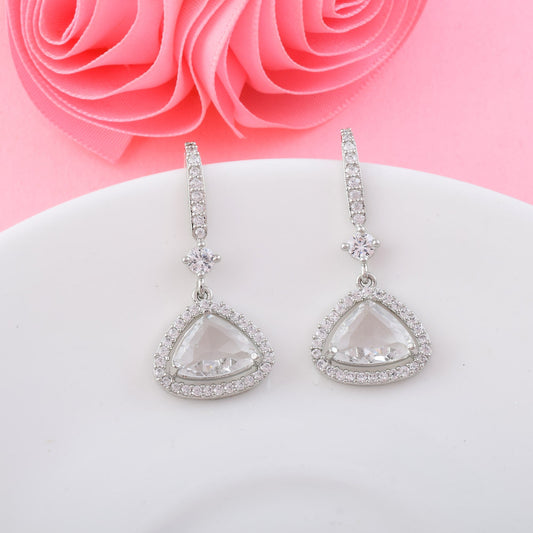 Silberfarbene amerikanische Diamantohrringe mit edlem Ohrstecker- und Tropfendesign