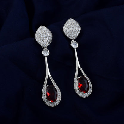 Rote amerikanische Diamantohrringe mit traditionellen Blatt- und Tropfenanhängern