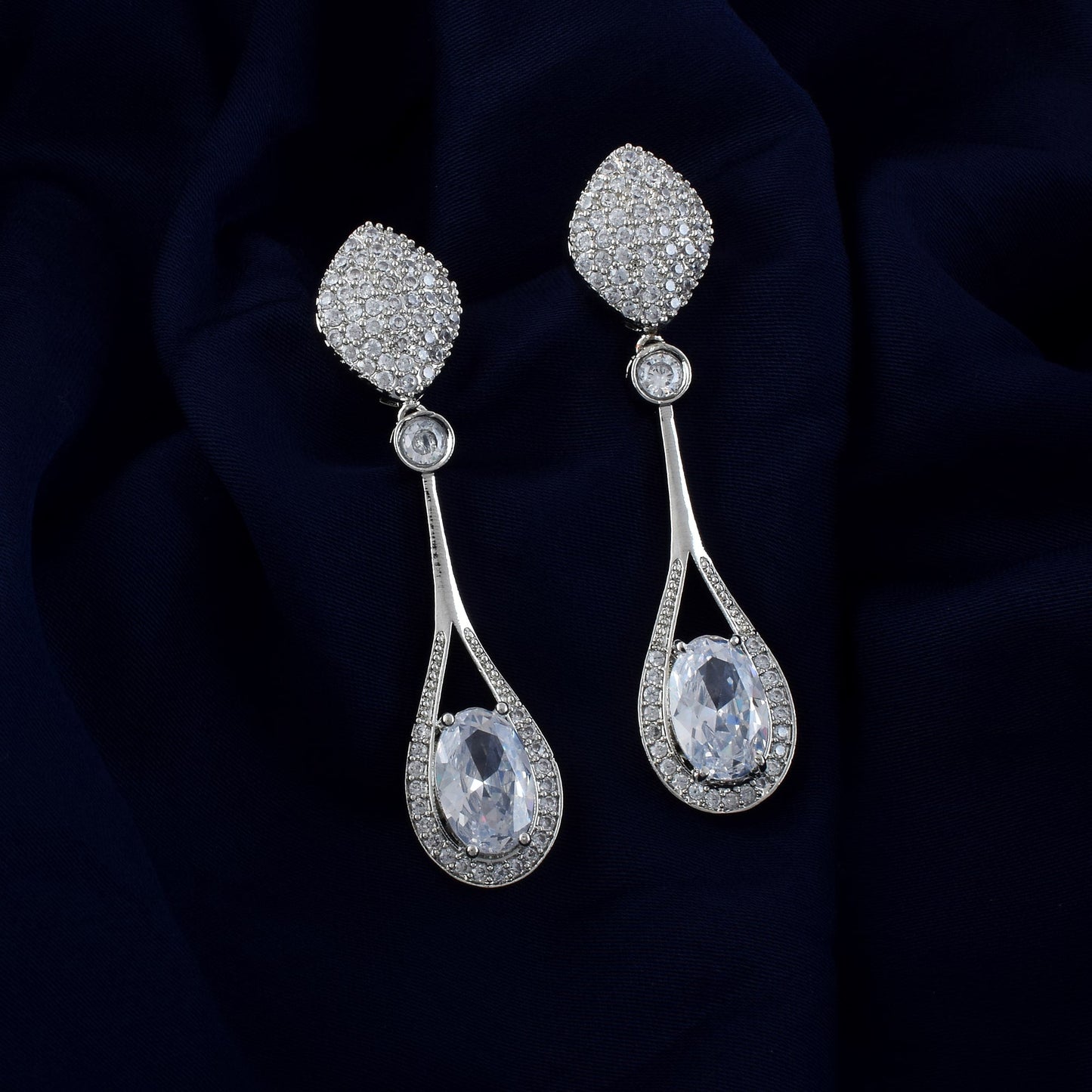 Silberfarbene amerikanische Diamantohrringe mit auffälligem kreisförmigen Perlenstil