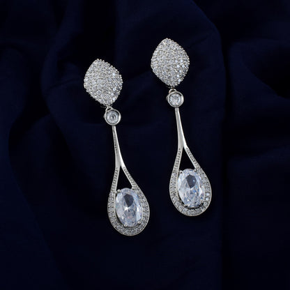 Silberfarbene amerikanische Diamantohrringe mit auffälligem kreisförmigen Perlenstil