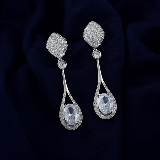 Silberfarbene amerikanische Diamantohrringe mit auffälligem kreisförmigen Perlenstil