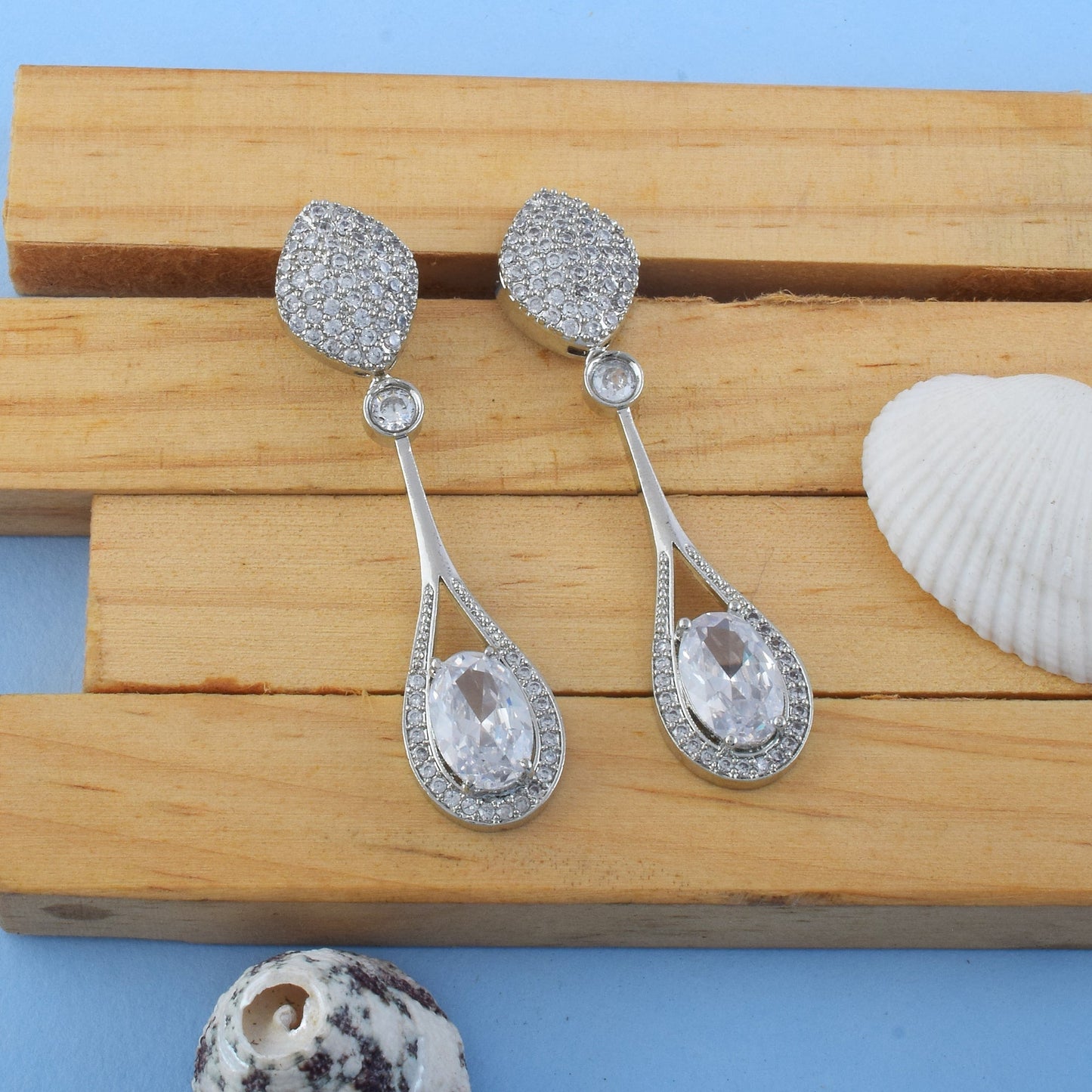 Silberfarbene amerikanische Diamantohrringe mit auffälligem kreisförmigen Perlenstil