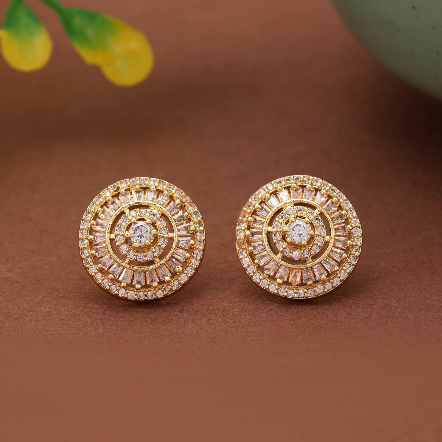 Goldfarbene exklusive Designer-Ohrringe mit amerikanischen Diamanten für Hochzeiten und festliche Anlässe