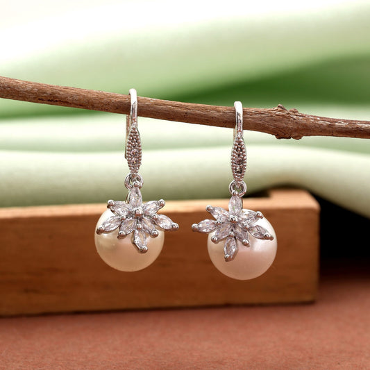 Silberfarbene, einzigartige, handgefertigte American Diamond Ohrringe für einen stilvollen Damenlook