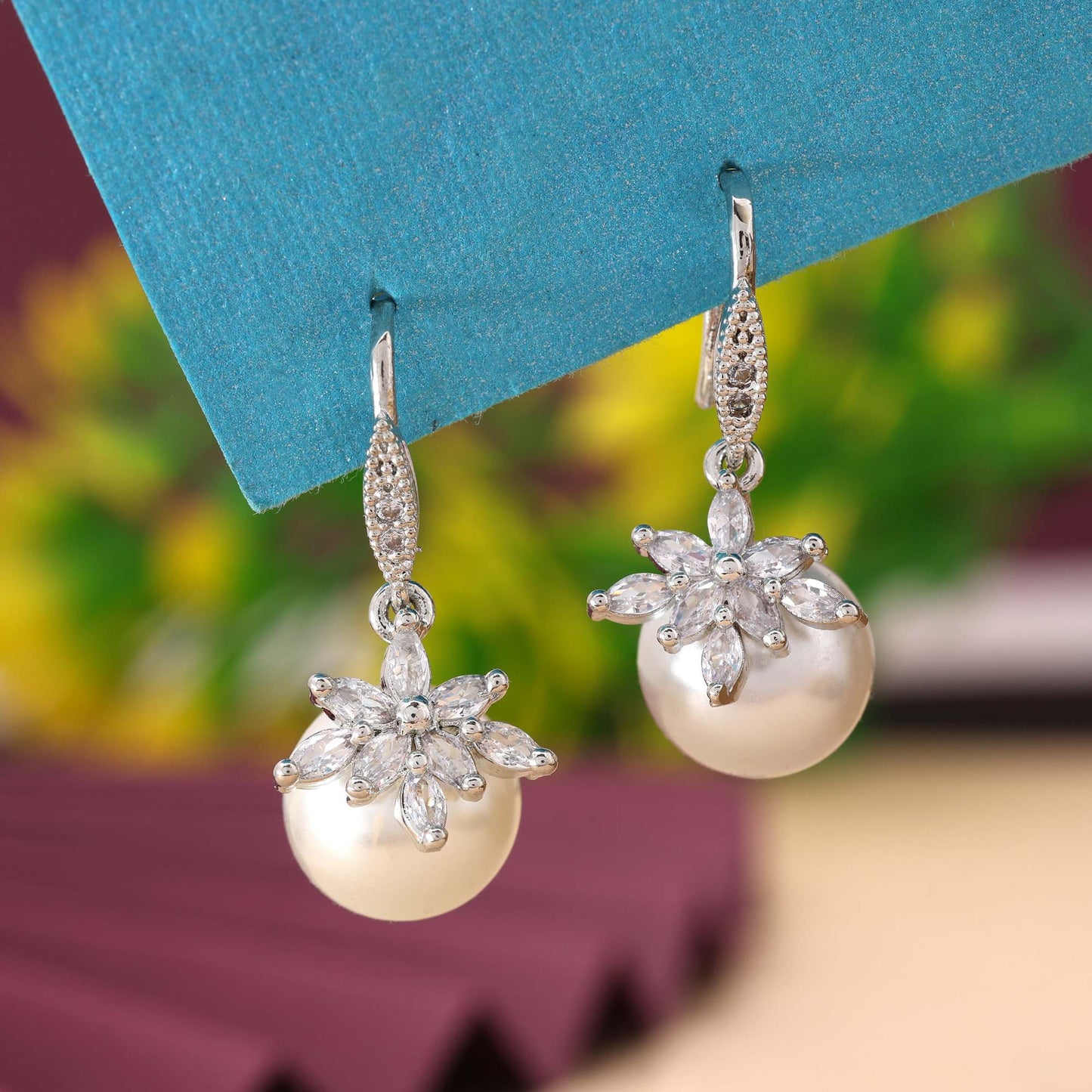 Silberfarbene, einzigartige, handgefertigte American Diamond Ohrringe für einen stilvollen Damenlook