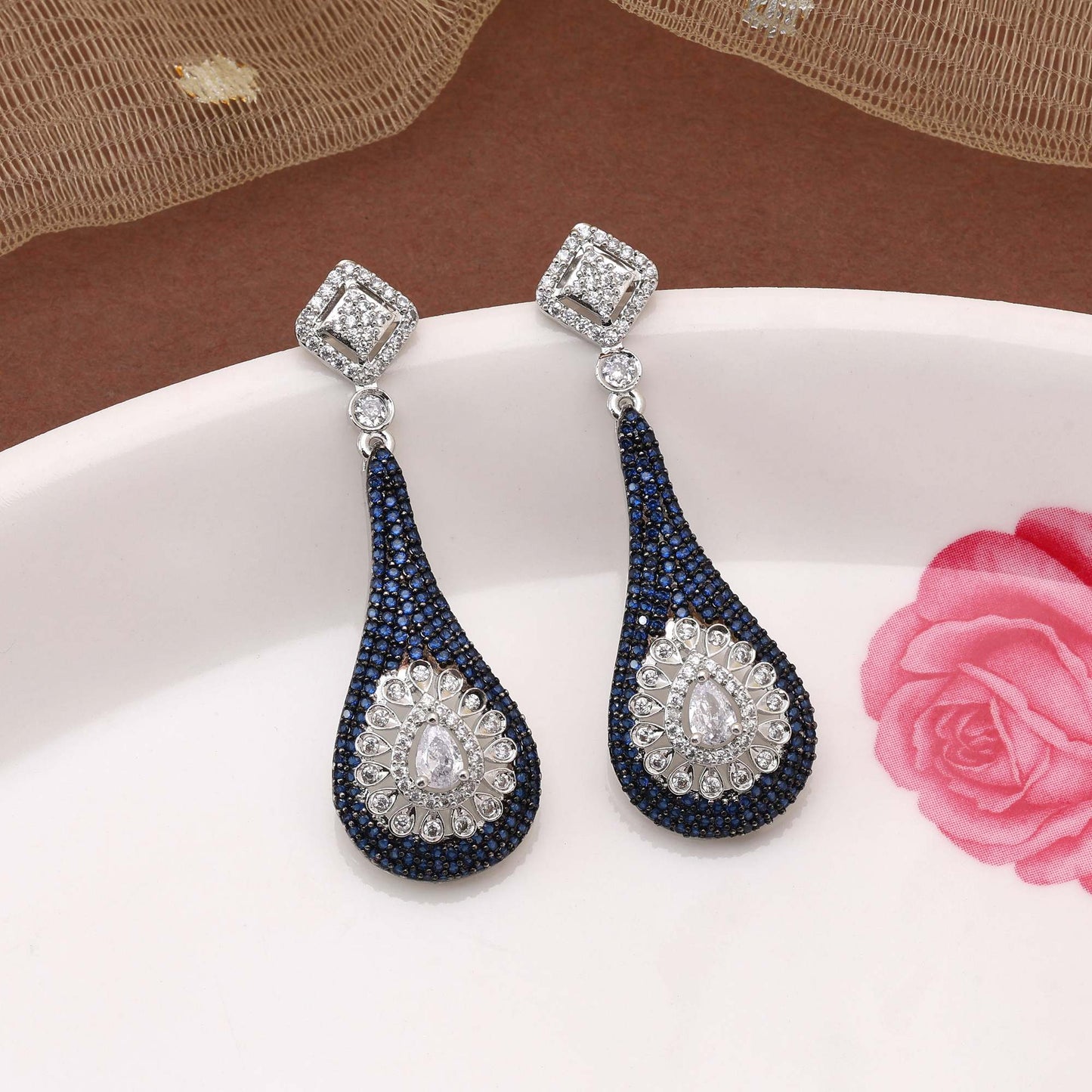 Blaue atemberaubende American Diamond Designer-Ohrringe für Hochzeits- und Party-Outfits