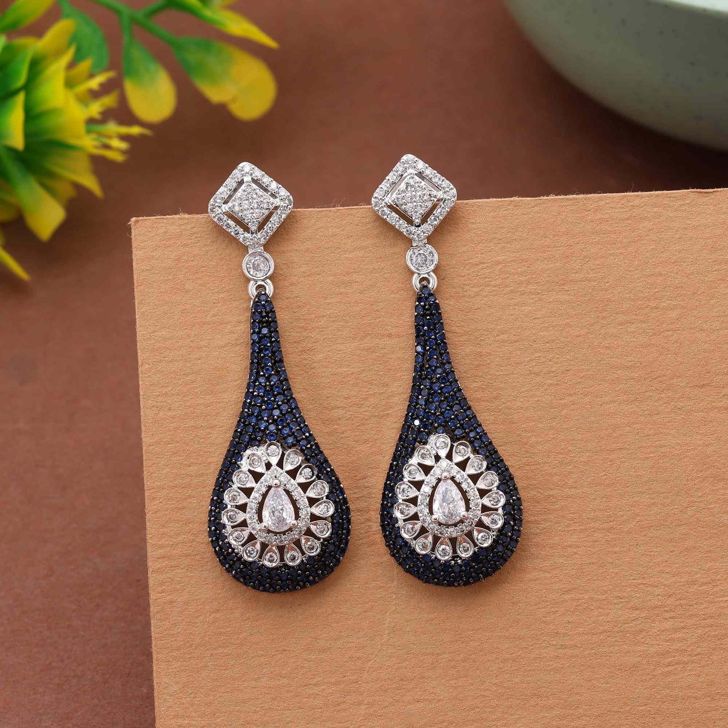 Blaue atemberaubende American Diamond Designer-Ohrringe für Hochzeits- und Party-Outfits
