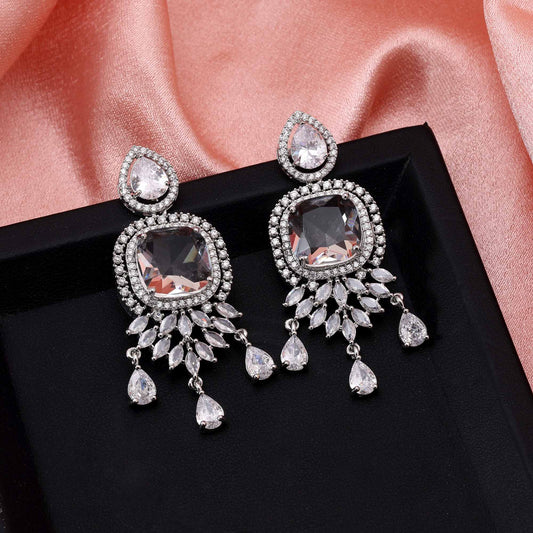 Silberfarbene, stilvolle, mit Steinen verzierte American Diamond Ohrringe für jeden Anlass
