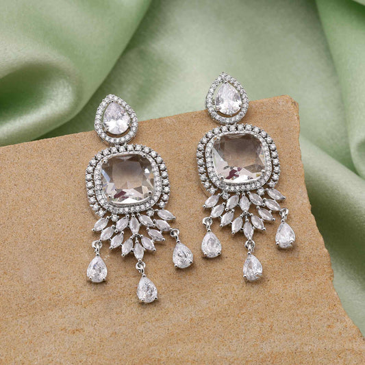 Silberfarbene, stilvolle, mit Steinen verzierte American Diamond Ohrringe für jeden Anlass