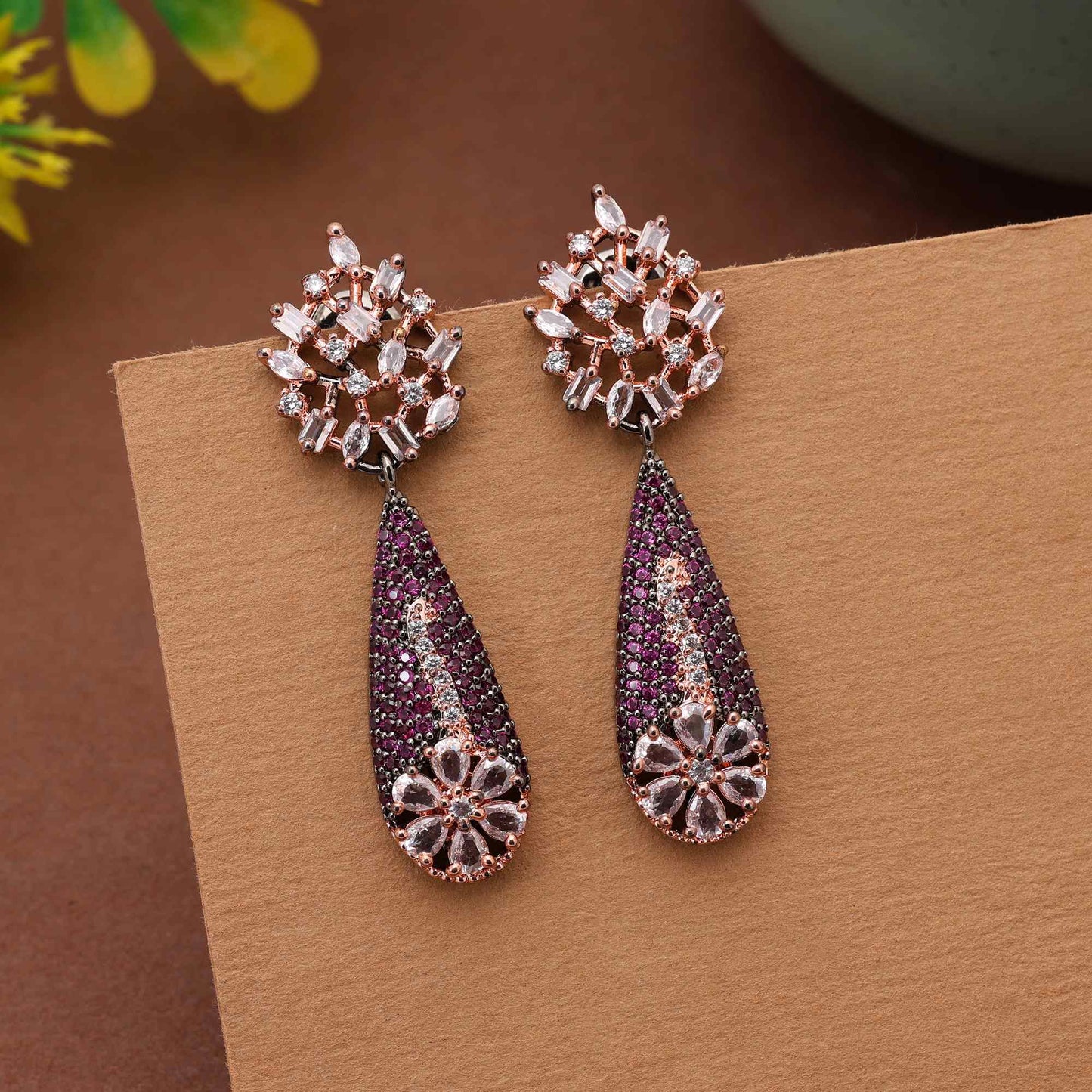 Hellviolette schicke Designer-Ohrringe mit amerikanischen Diamanten für modernen und festlichen Stil