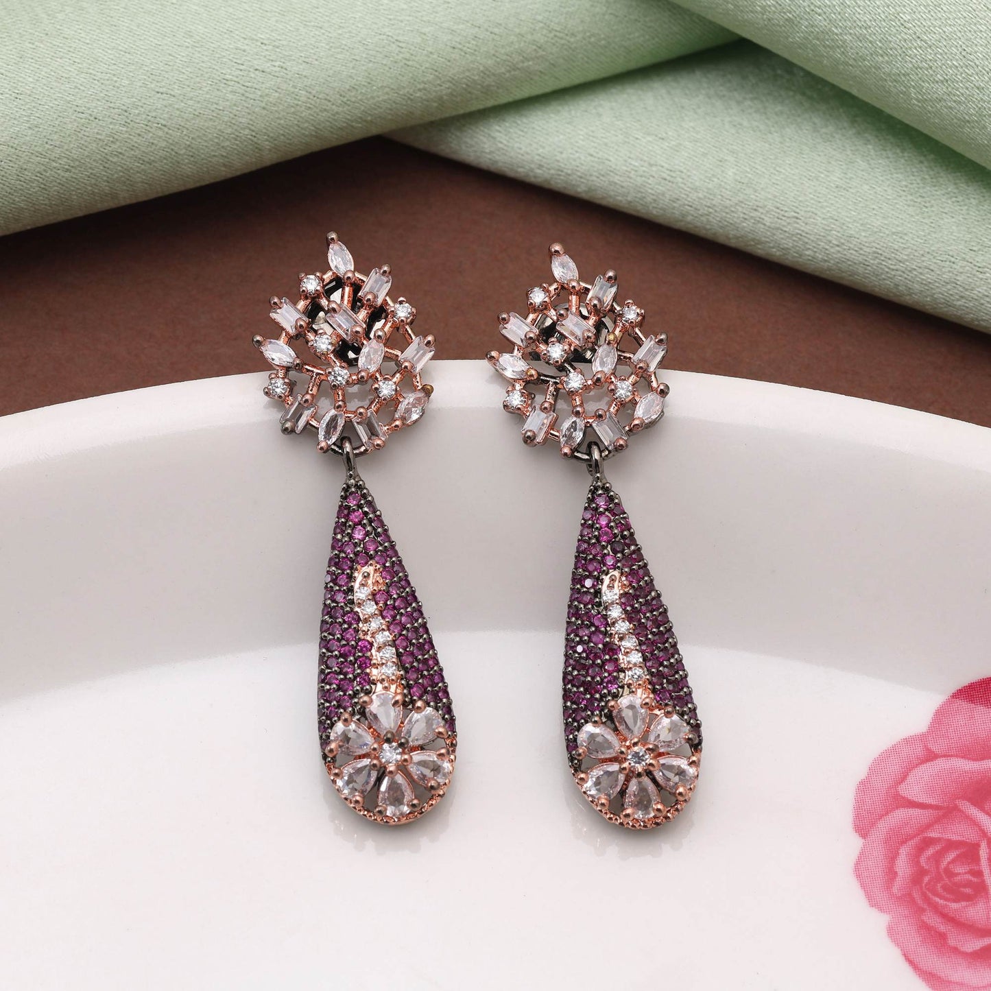 Hellviolette schicke Designer-Ohrringe mit amerikanischen Diamanten für modernen und festlichen Stil