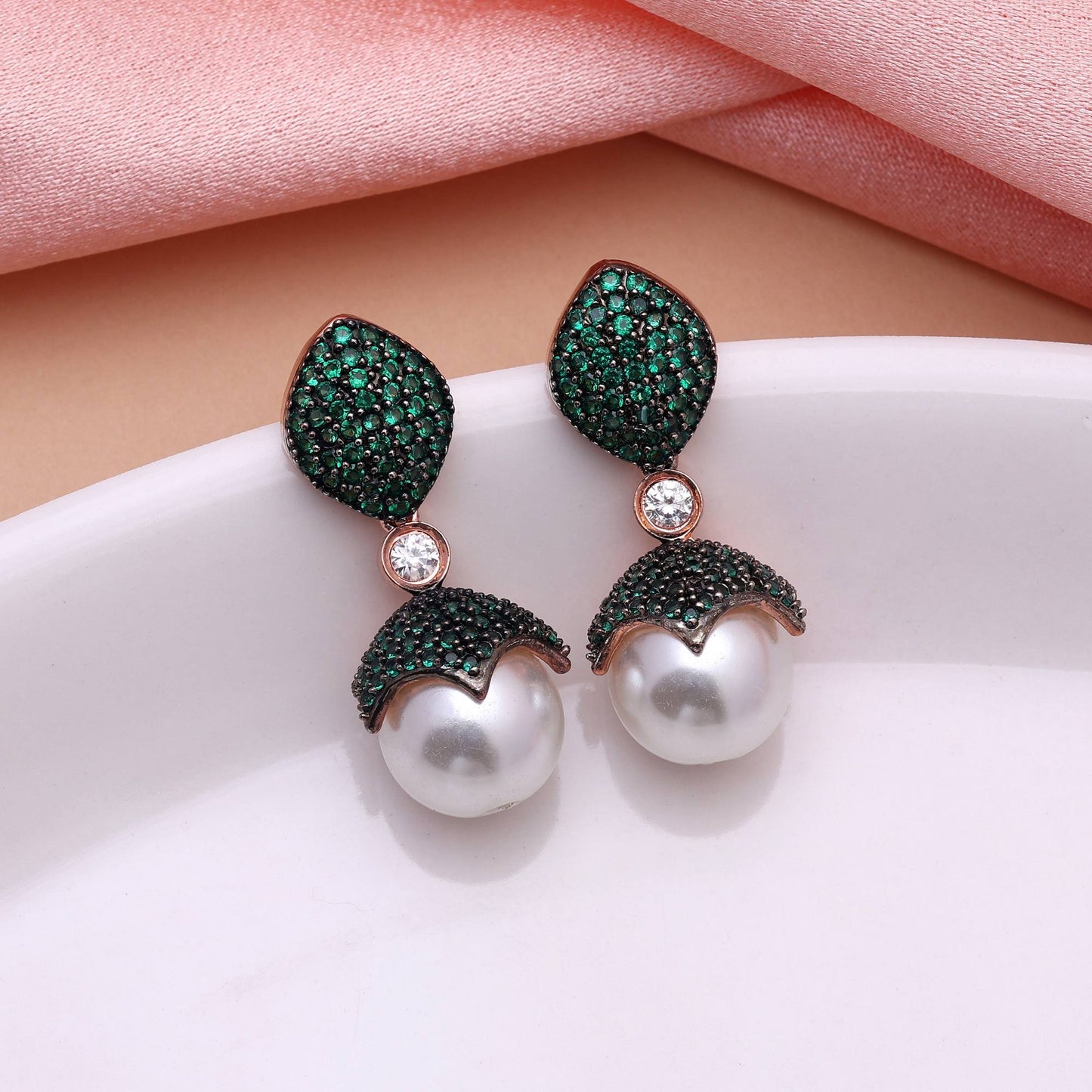 Grüne klassische Ohrringe mit Blumenmuster und amerikanischen Diamanten für Bräute und Party-Looks