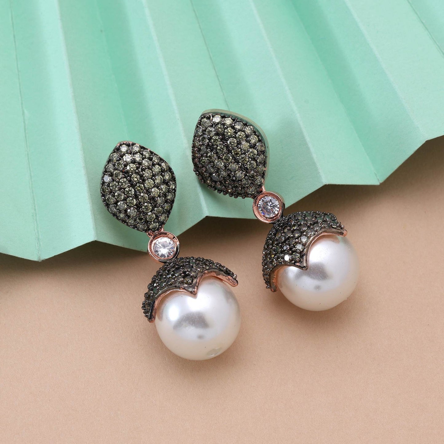 Mehendigrüne, traditionelle amerikanische Diamantohrringe für festliche und Brautmode
