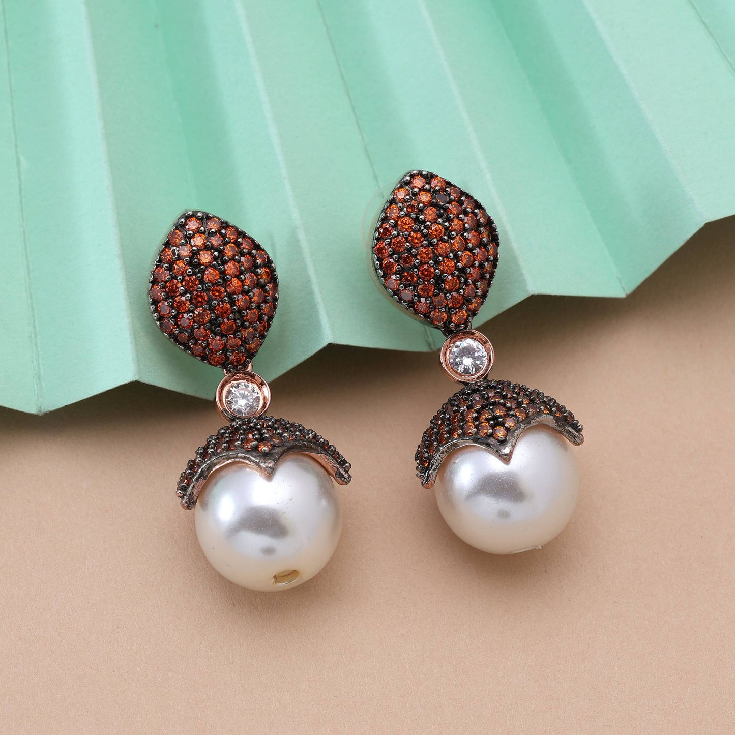 Leuchtend orangefarbene Designer-Ohrringe mit amerikanischen Diamanten für Festtags- und Hochzeitskleidung