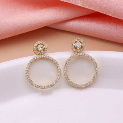 Goldfarbene elegante Ohrringe mit Steinbesatz und American Diamonds für traditionellen Hochzeitsschmuck