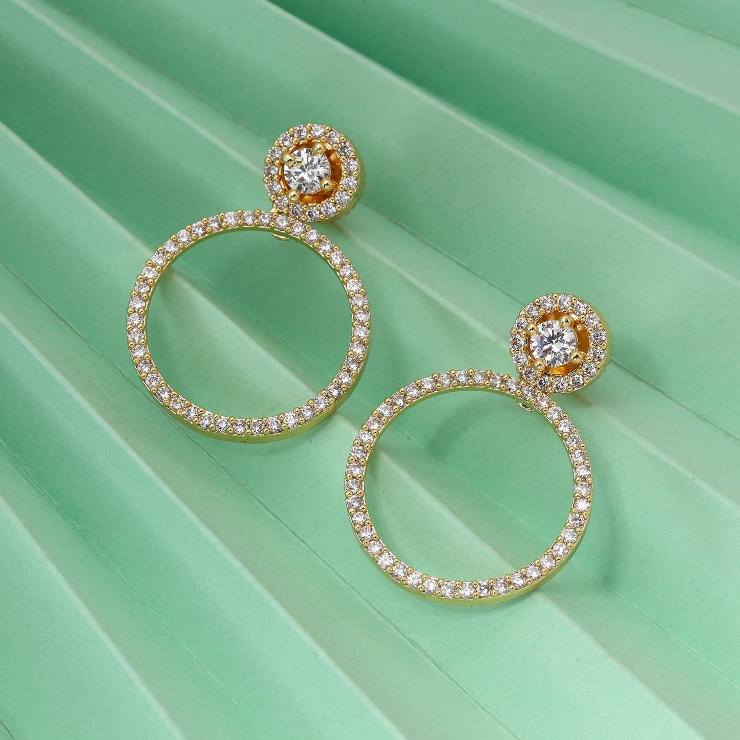 Goldfarbene elegante Ohrringe mit Steinbesatz und American Diamonds für traditionellen Hochzeitsschmuck