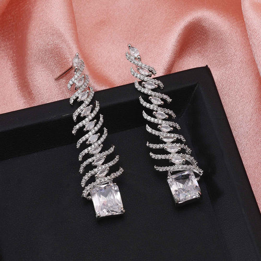 Silberfarbene funkelnde, schimmernde American Diamond Ohrringe für elegante Damen