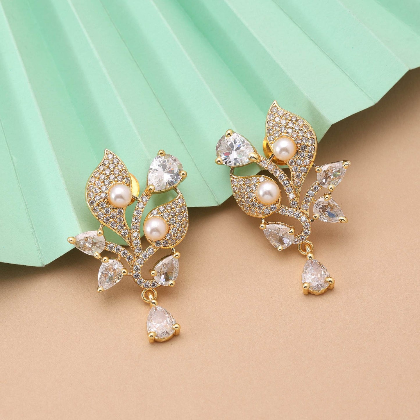 Weiße, strahlende amerikanische Diamantohrringe für elegante Damen – täglicher Schmuck