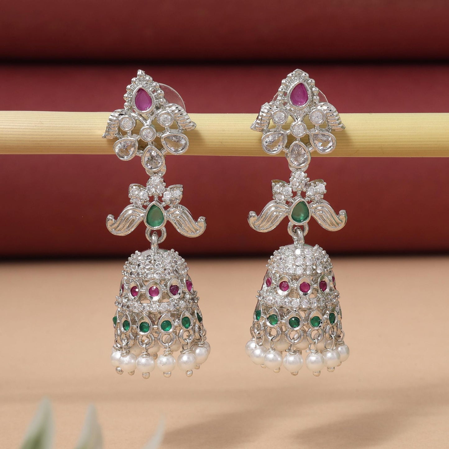 Rani- und Grünfarbene Schillernde Designer-Ohrringe mit amerikanischen Diamanten für festliche Anlässe