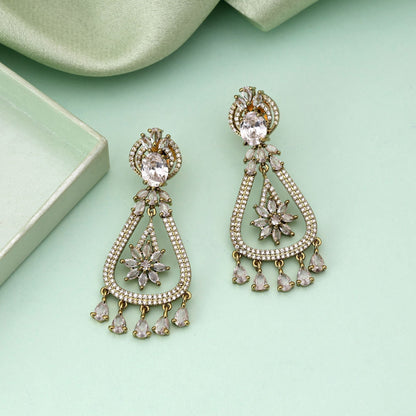Weiße American Diamond Ohrringe – Modische Ohrringe mit zeitlosem Design