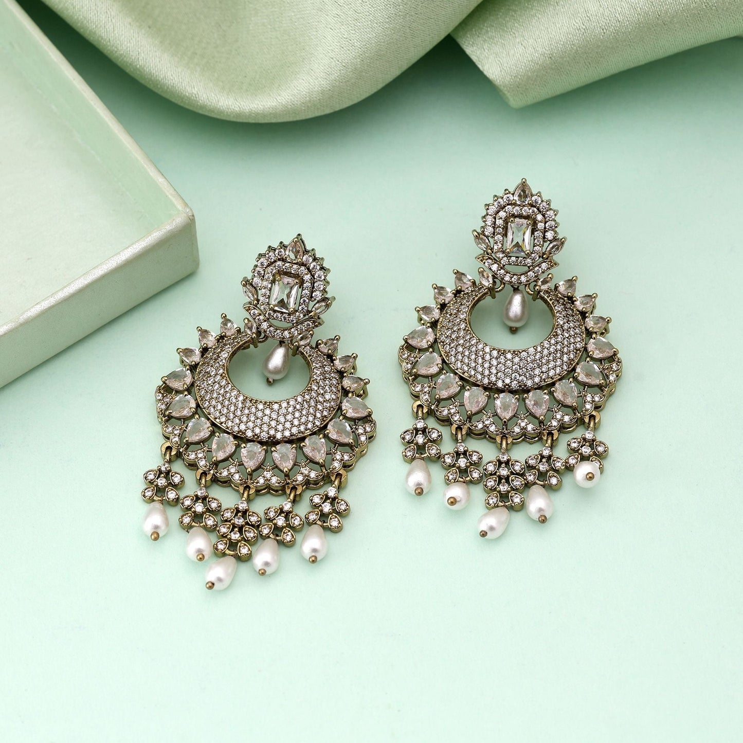 Weiße American Diamond Ohrringe Modische Ohrringe mit raffinierter eleganter Oberfläche