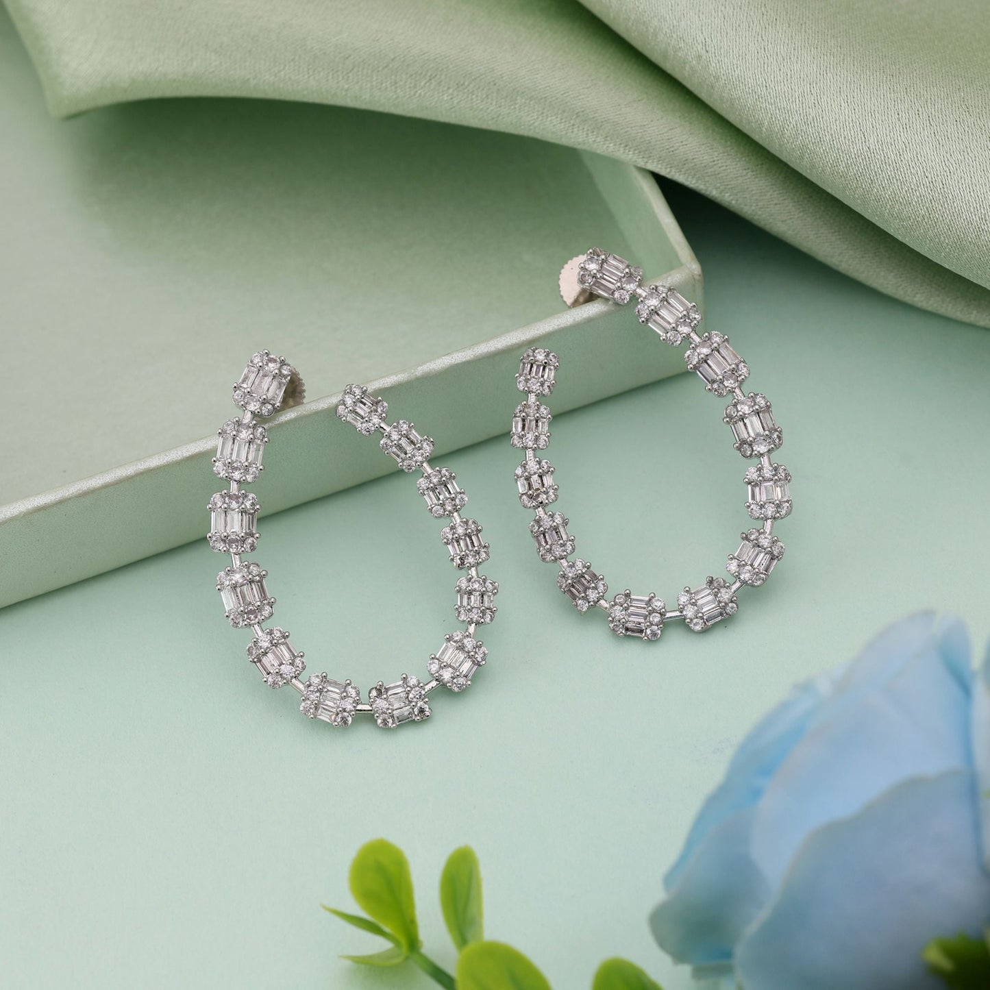 Silberfarbene American Diamond Ohrringe Modeschmuck mit modernem Finish