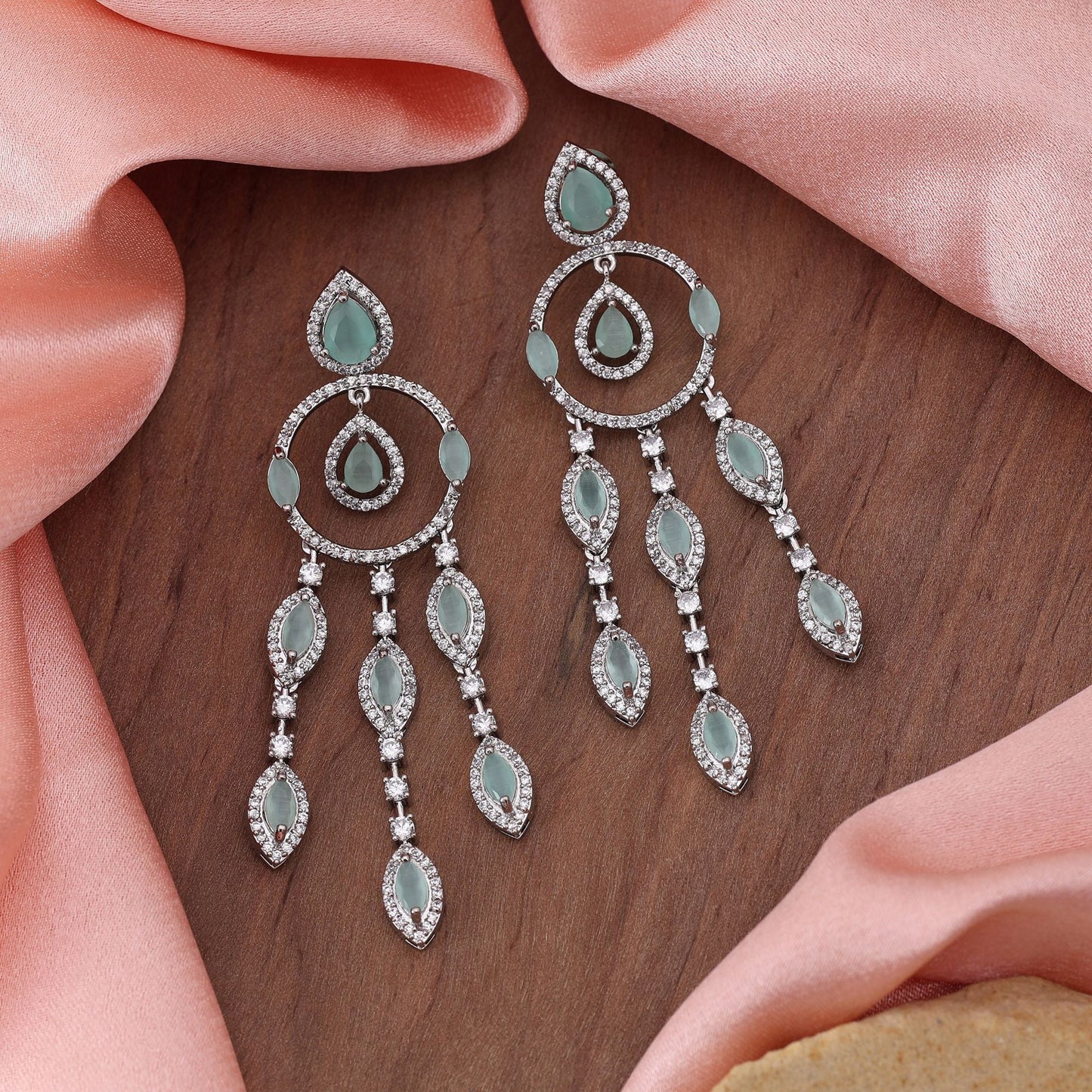 Pistaziengrüne American-Diamond-Ohrringe, modische Ohrringe mit sanftem Glamour-Appeal