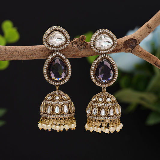 Hochwertige lila amerikanische Diamantohrringe für stilvollen traditionellen Anlass Schmuck