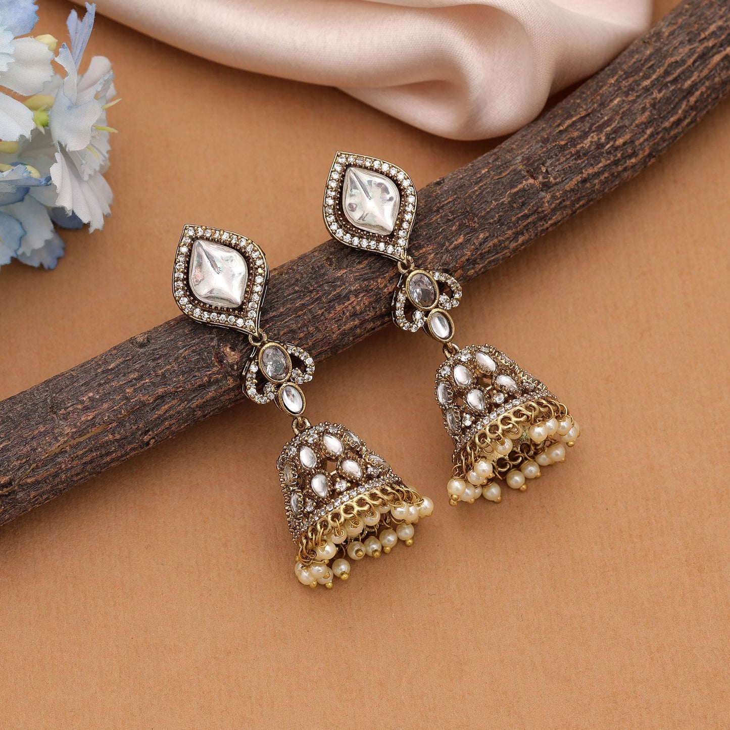 Elegante weiße American Diamond Ohrringe mit edlem ethnischem Brautschmuck-Finish