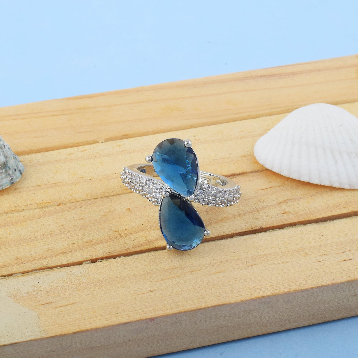 Funkelnder blauer amerikanischer Diamantring mit exquisit schimmerndem Design