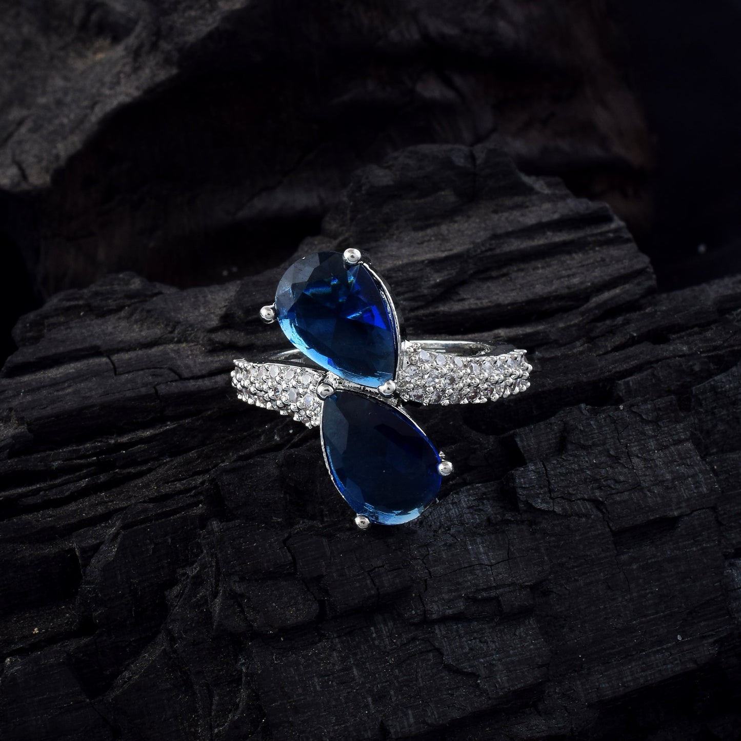 Funkelnder blauer amerikanischer Diamantring mit exquisit schimmerndem Design