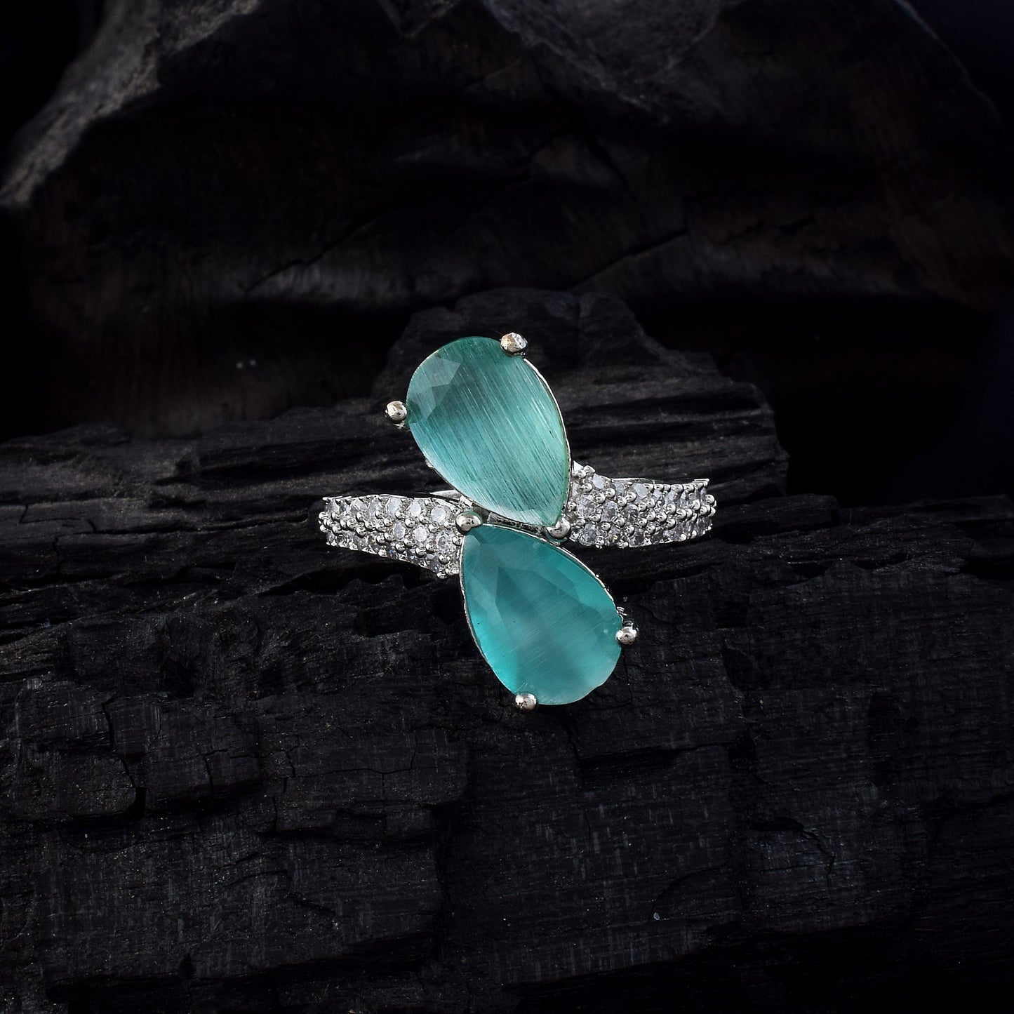 Einzigartiger Rama-Ring mit amerikanischem Diamant in Grün für einen lebendigen Stil