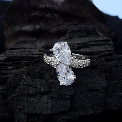 Luxuriöser silberfarbener amerikanischer Diamantring für anmutige Abendgarderobe