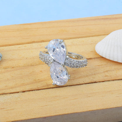 Luxuriöser silberfarbener amerikanischer Diamantring für anmutige Abendgarderobe