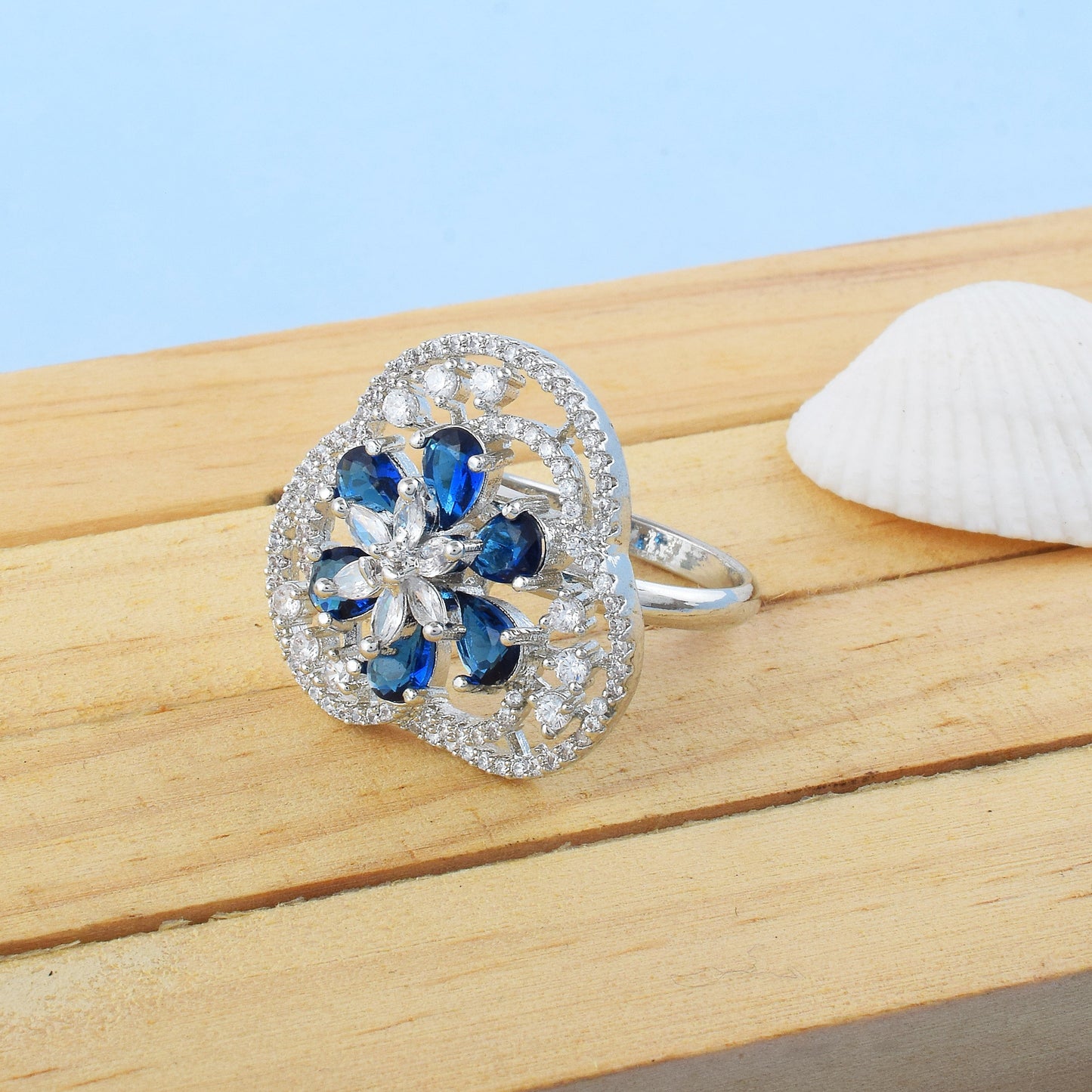 Stilvoller blauer amerikanischer Diamantring für Glamour bei Tag und Nacht