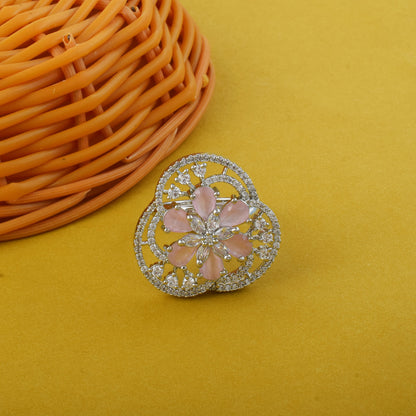 Amerikanischer Diamantring in zartem Rosa mit femininer Anmut und Glanz