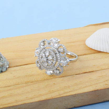 Zeitloser silberfarbener amerikanischer Diamantring mit feinem Glanz und Details