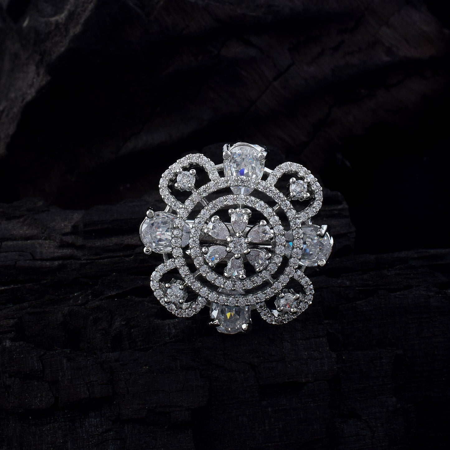 Zeitloser silberfarbener amerikanischer Diamantring mit feinem Glanz und Details