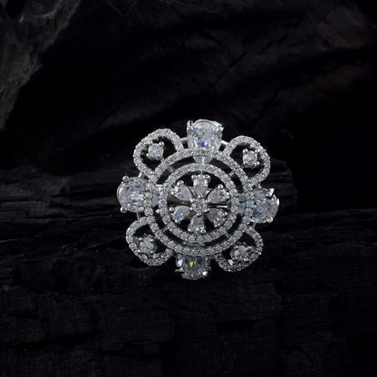 Zeitloser silberfarbener amerikanischer Diamantring mit feinem Glanz und Details